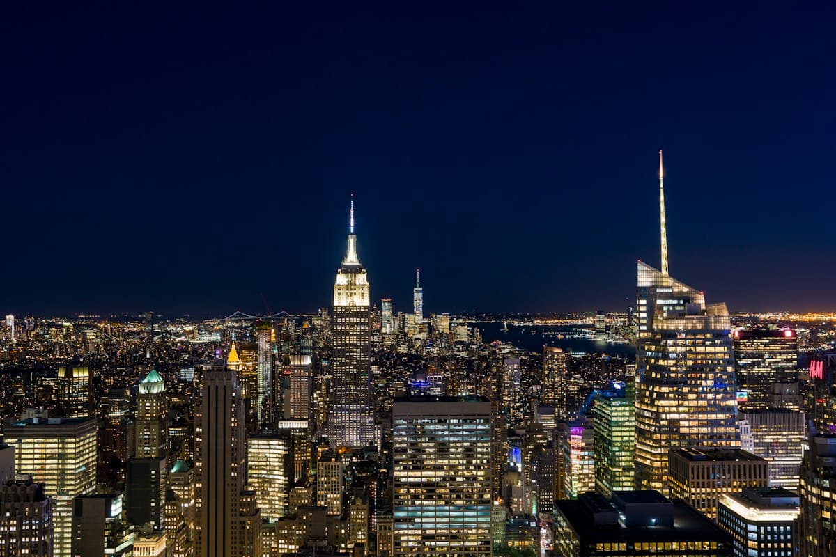 Luces de la ciudad al atardecer